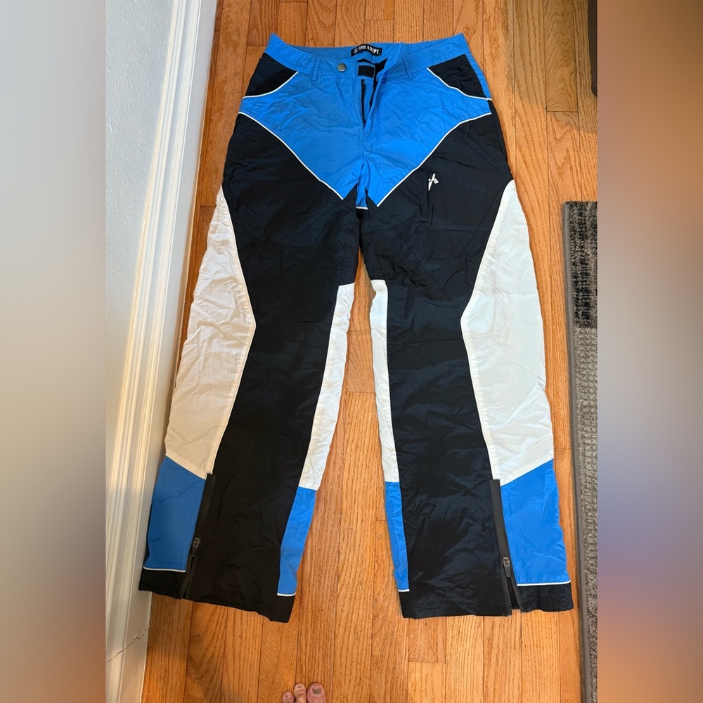 KRIPT cargo pants
Color-block design at front/back
Button and zipper closure